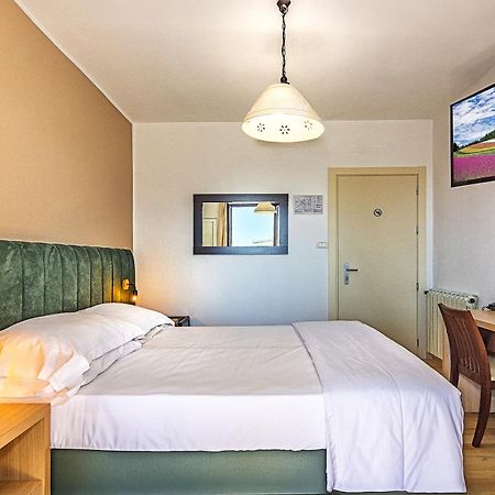 Hotel Virginia Marina di Massa Zewnętrze zdjęcie