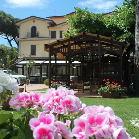 Hotel Virginia Marina di Massa Zewnętrze zdjęcie