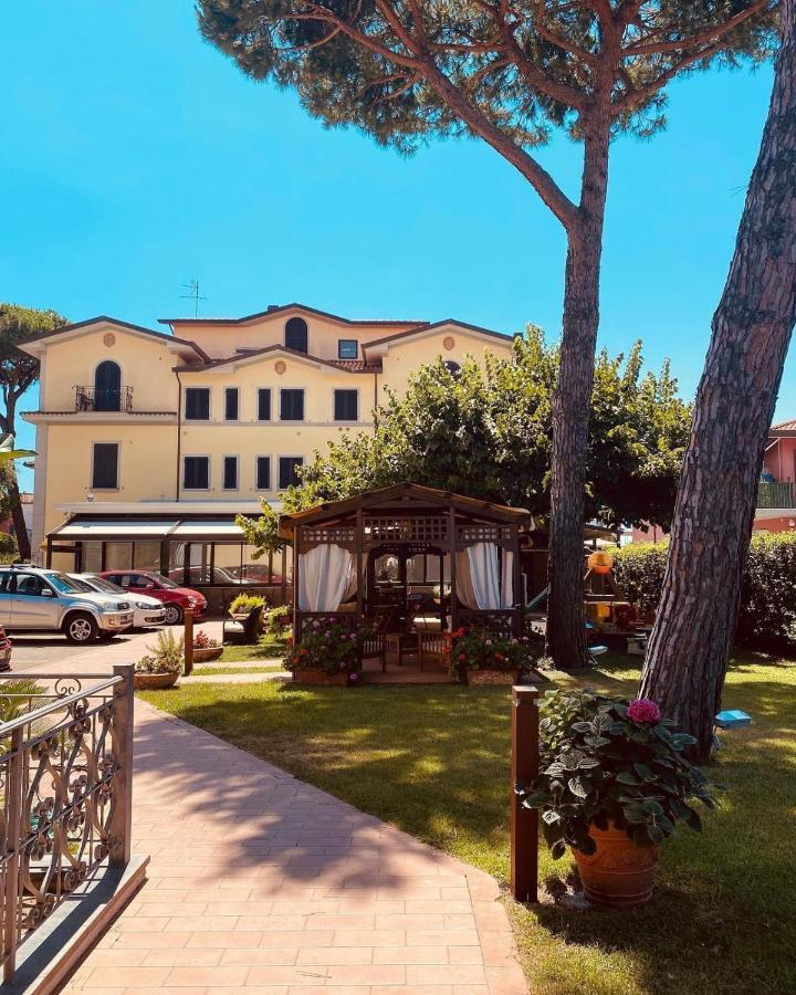 Hotel Virginia Marina di Massa Zewnętrze zdjęcie