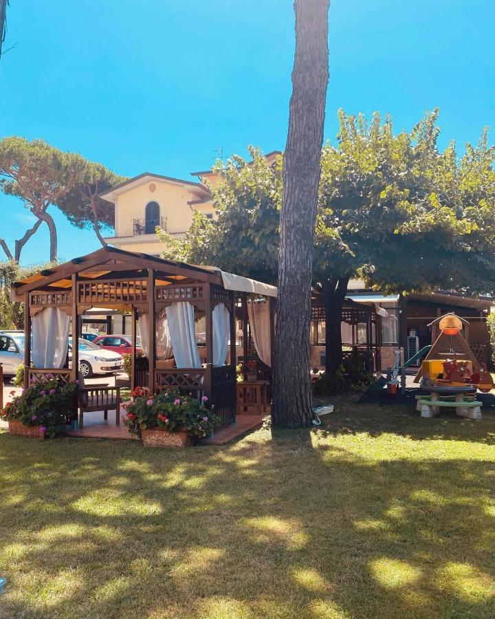 Hotel Virginia Marina di Massa Zewnętrze zdjęcie