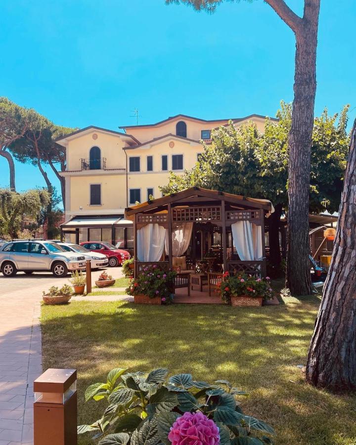 Hotel Virginia Marina di Massa Zewnętrze zdjęcie