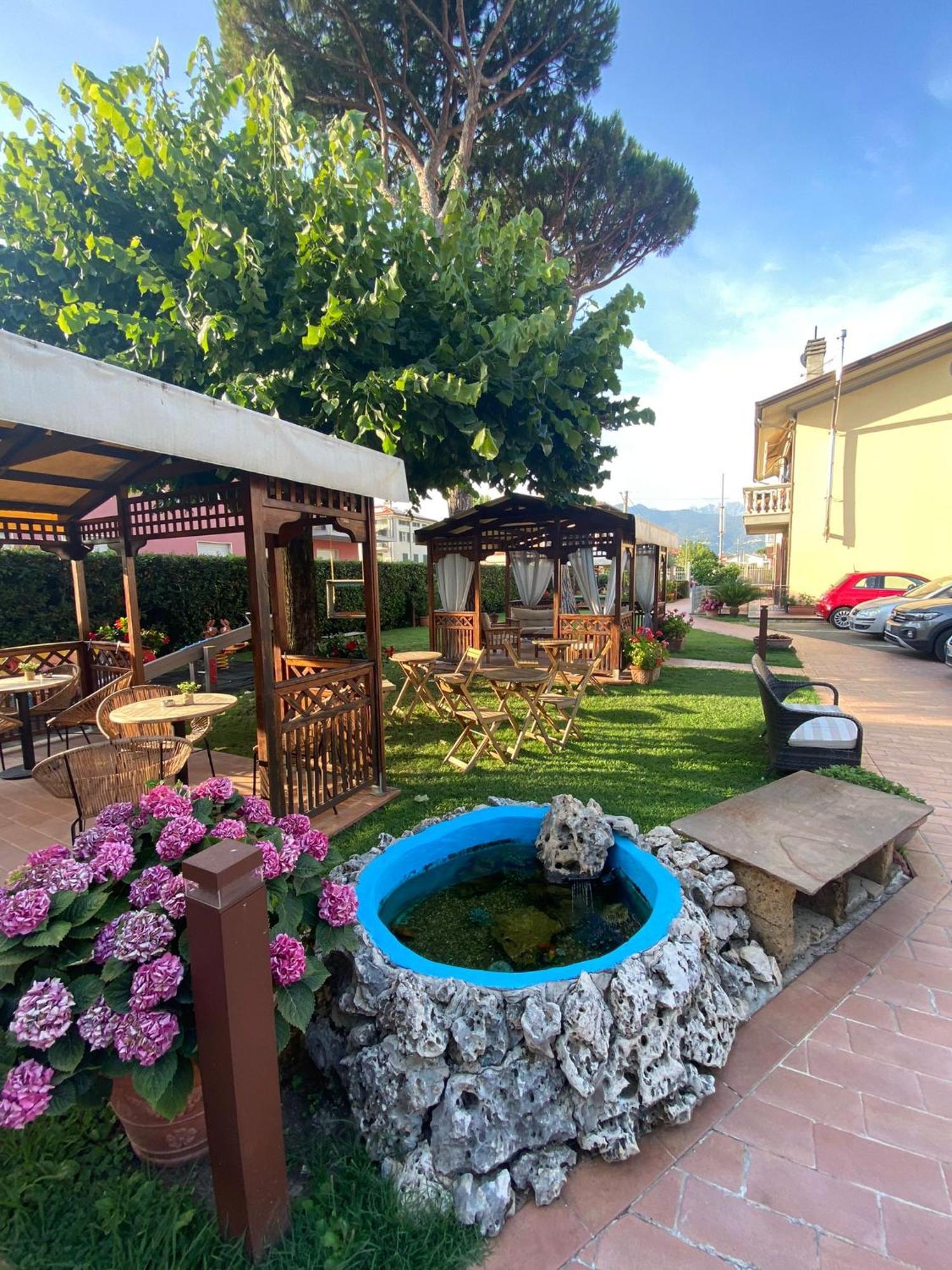 Hotel Virginia Marina di Massa Zewnętrze zdjęcie