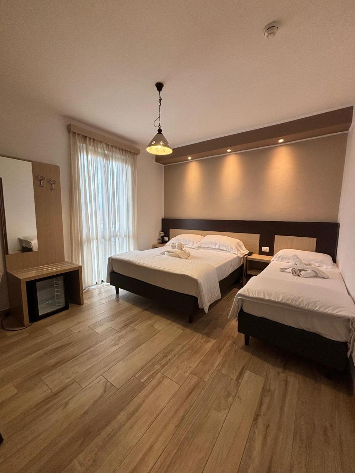Hotel Virginia Marina di Massa Zewnętrze zdjęcie