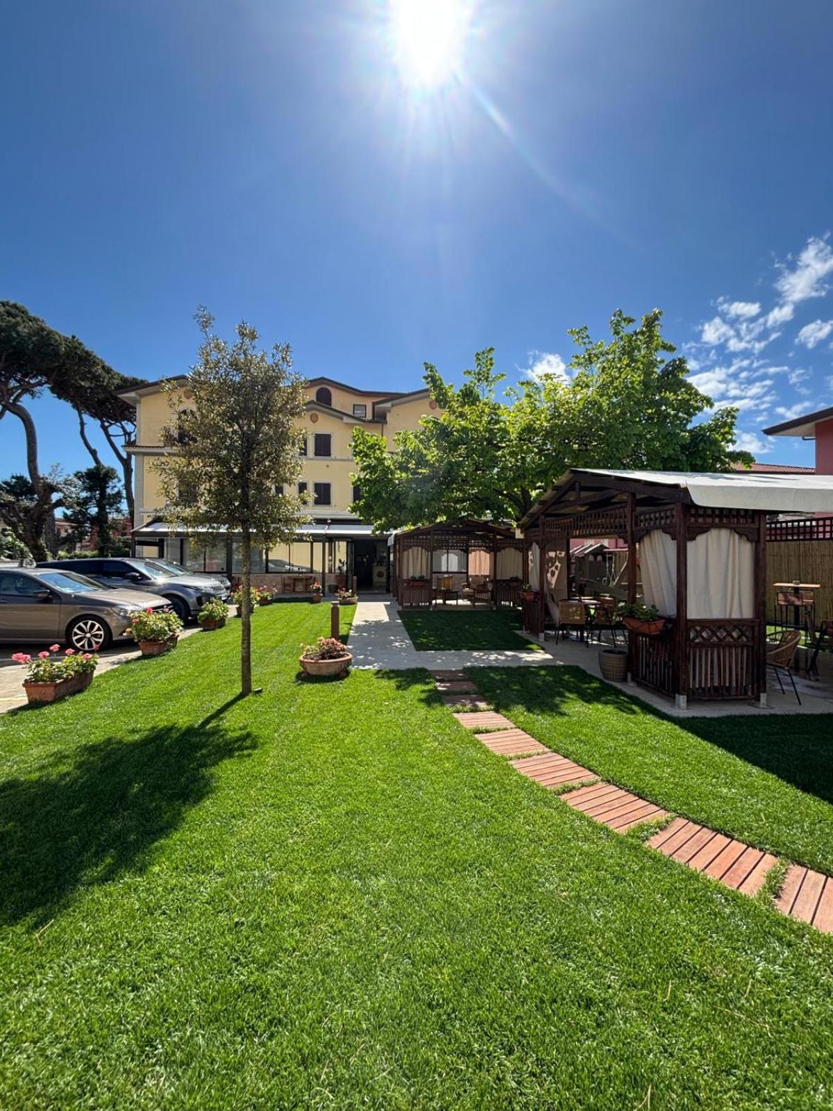 Hotel Virginia Marina di Massa Zewnętrze zdjęcie