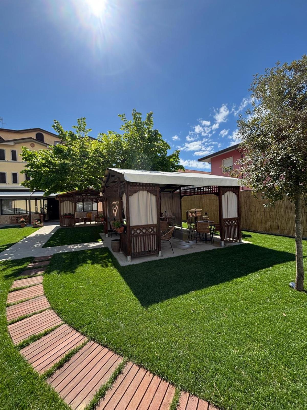 Hotel Virginia Marina di Massa Zewnętrze zdjęcie