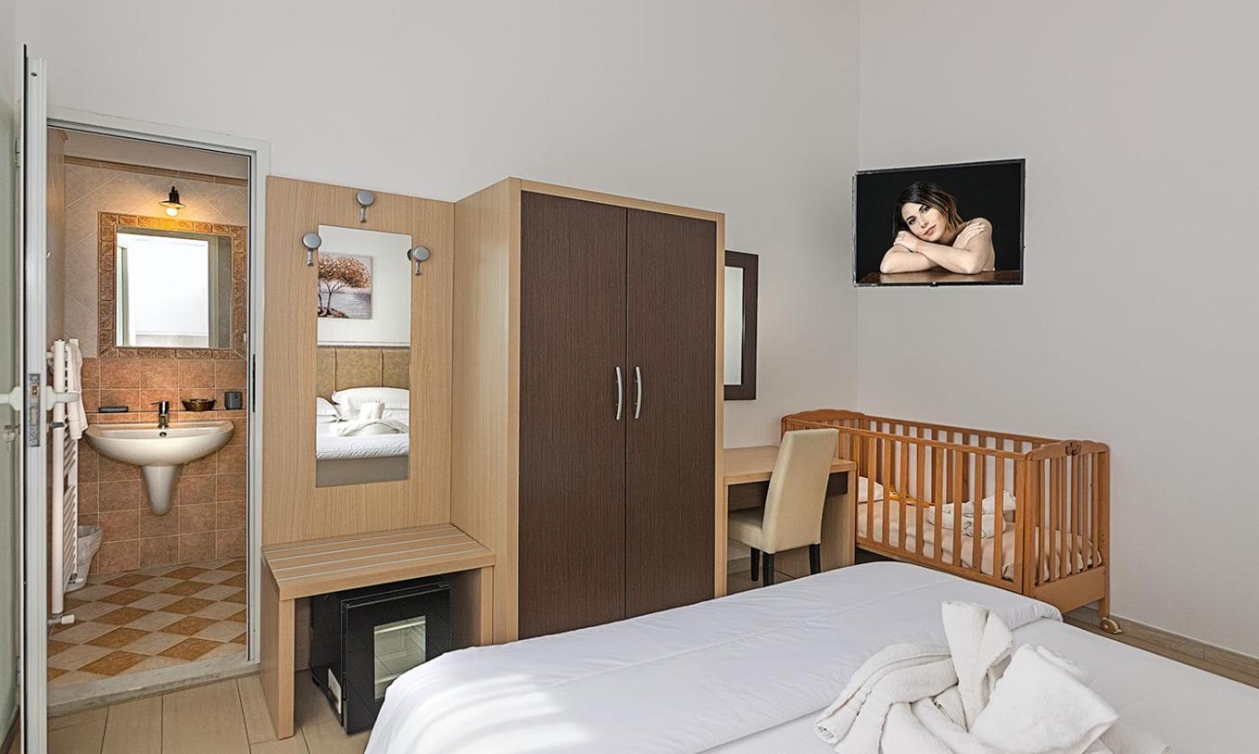 Hotel Virginia Marina di Massa Zewnętrze zdjęcie