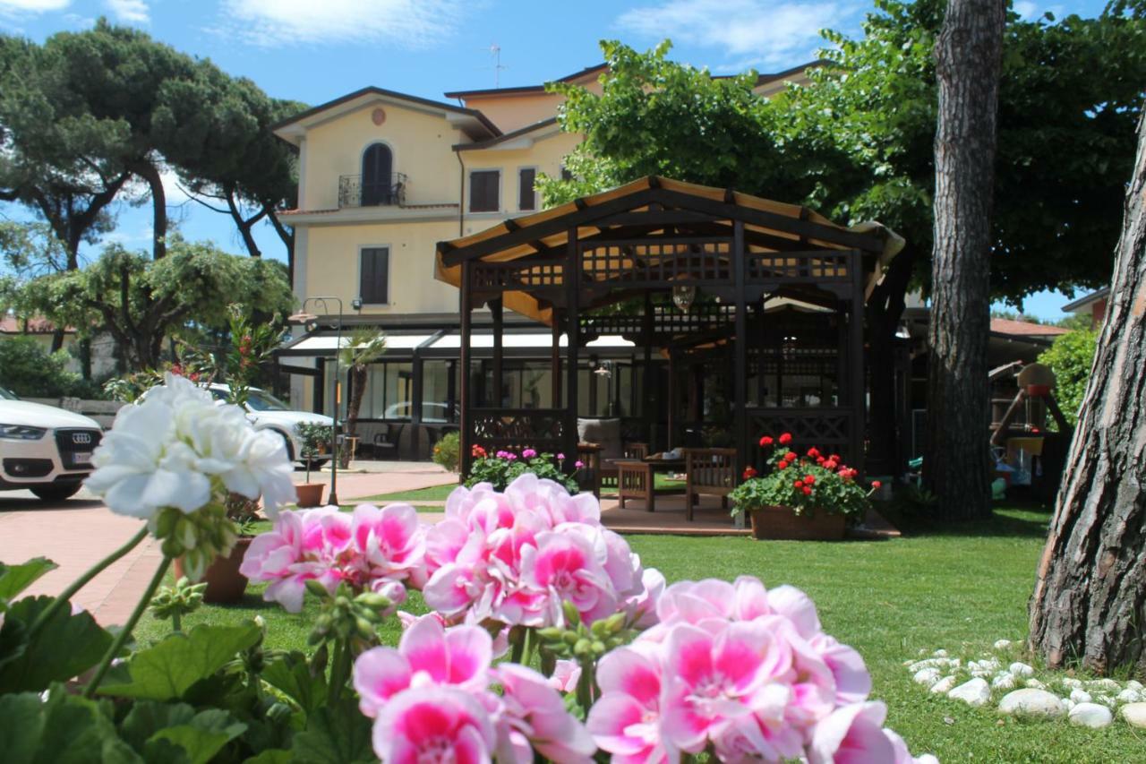 Hotel Virginia Marina di Massa Zewnętrze zdjęcie