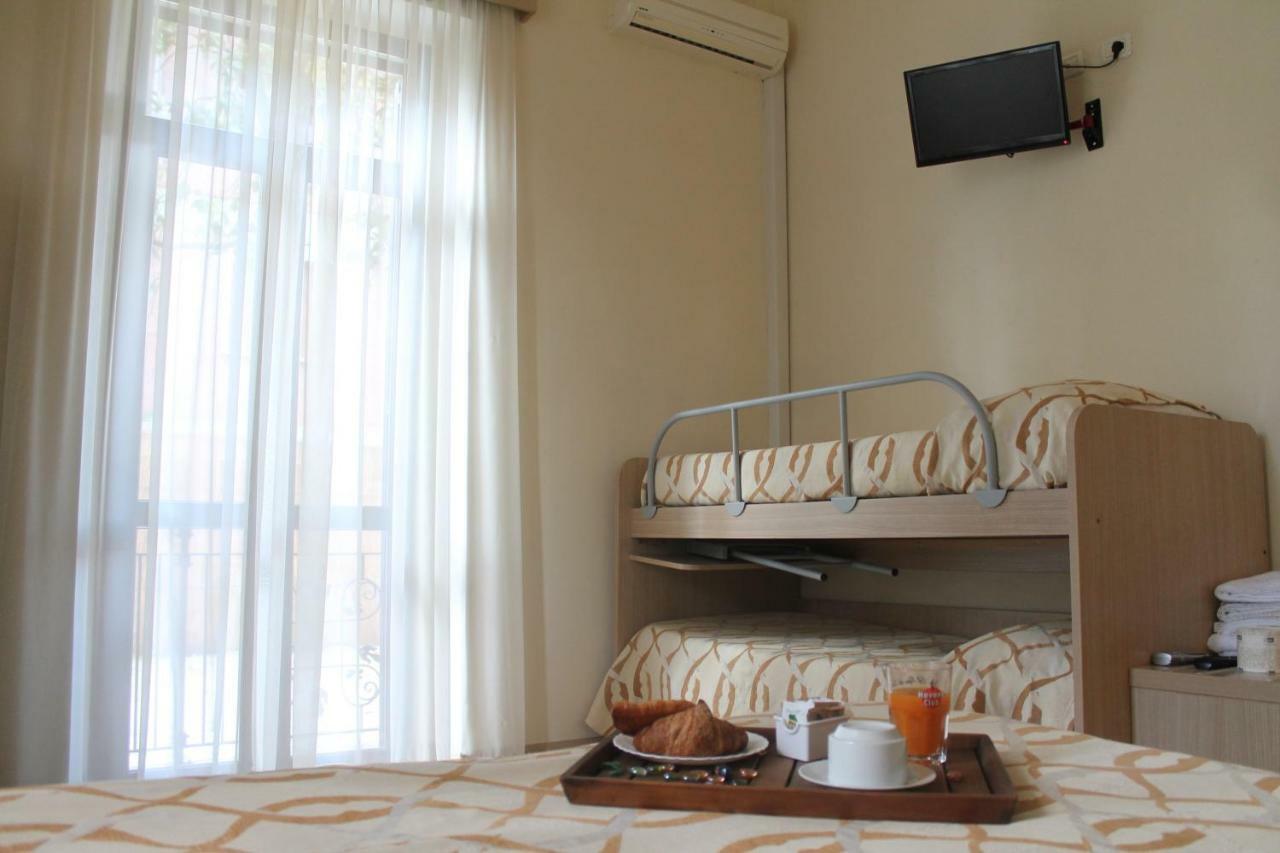 Hotel Virginia Marina di Massa Zewnętrze zdjęcie