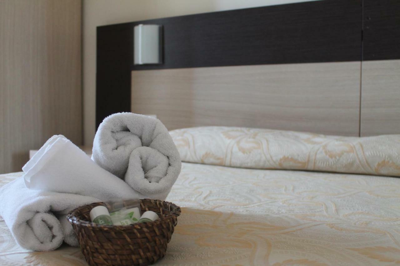 Hotel Virginia Marina di Massa Zewnętrze zdjęcie