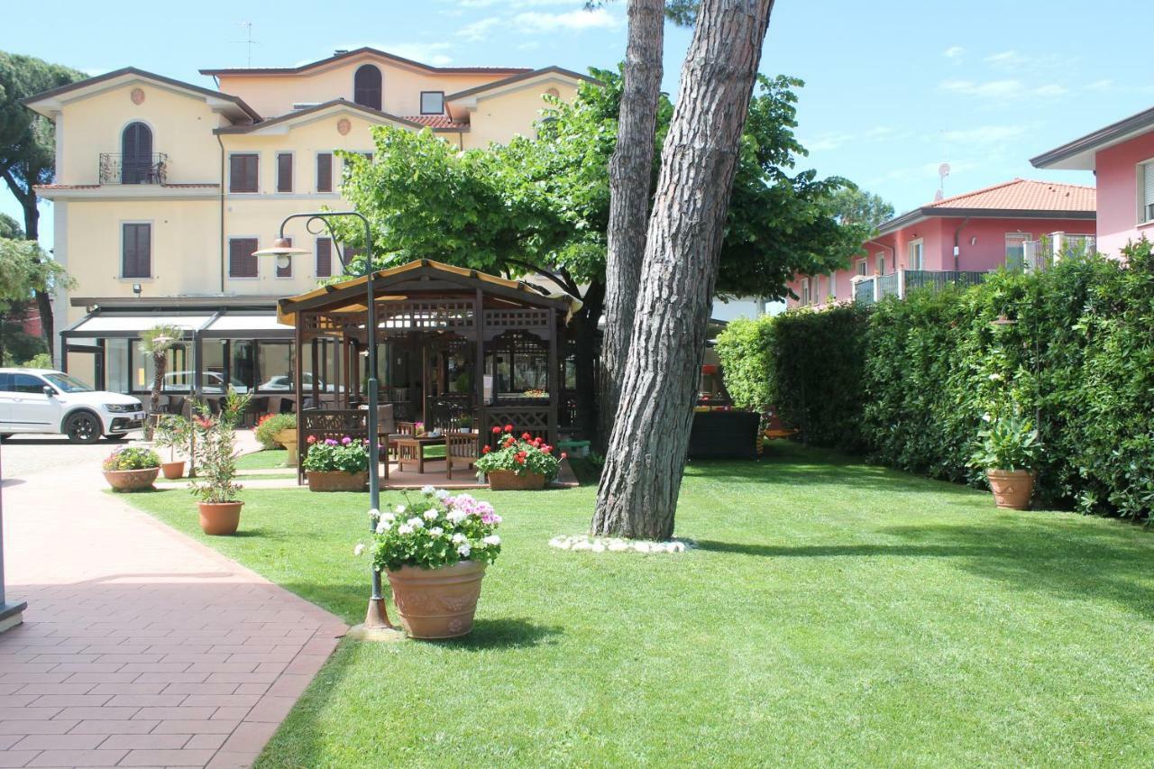 Hotel Virginia Marina di Massa Zewnętrze zdjęcie