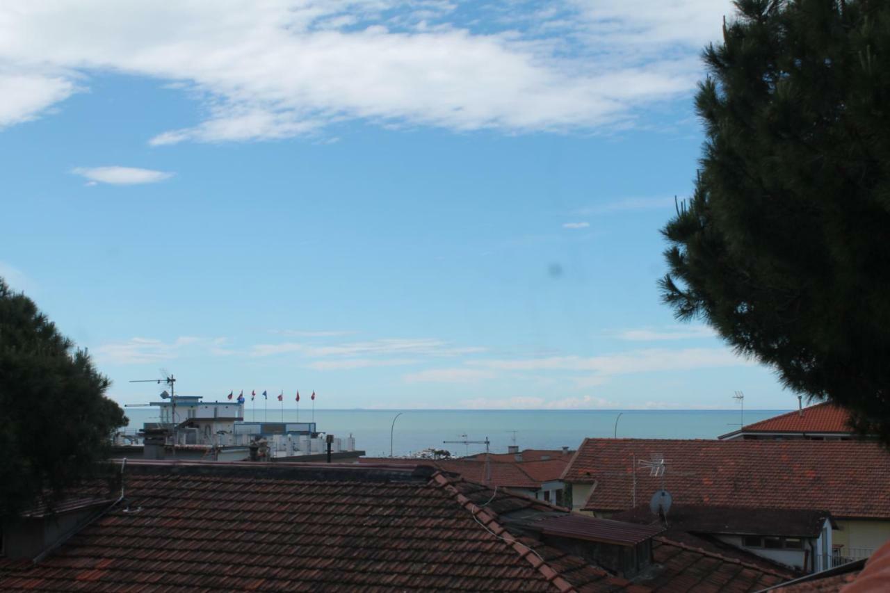Hotel Virginia Marina di Massa Zewnętrze zdjęcie