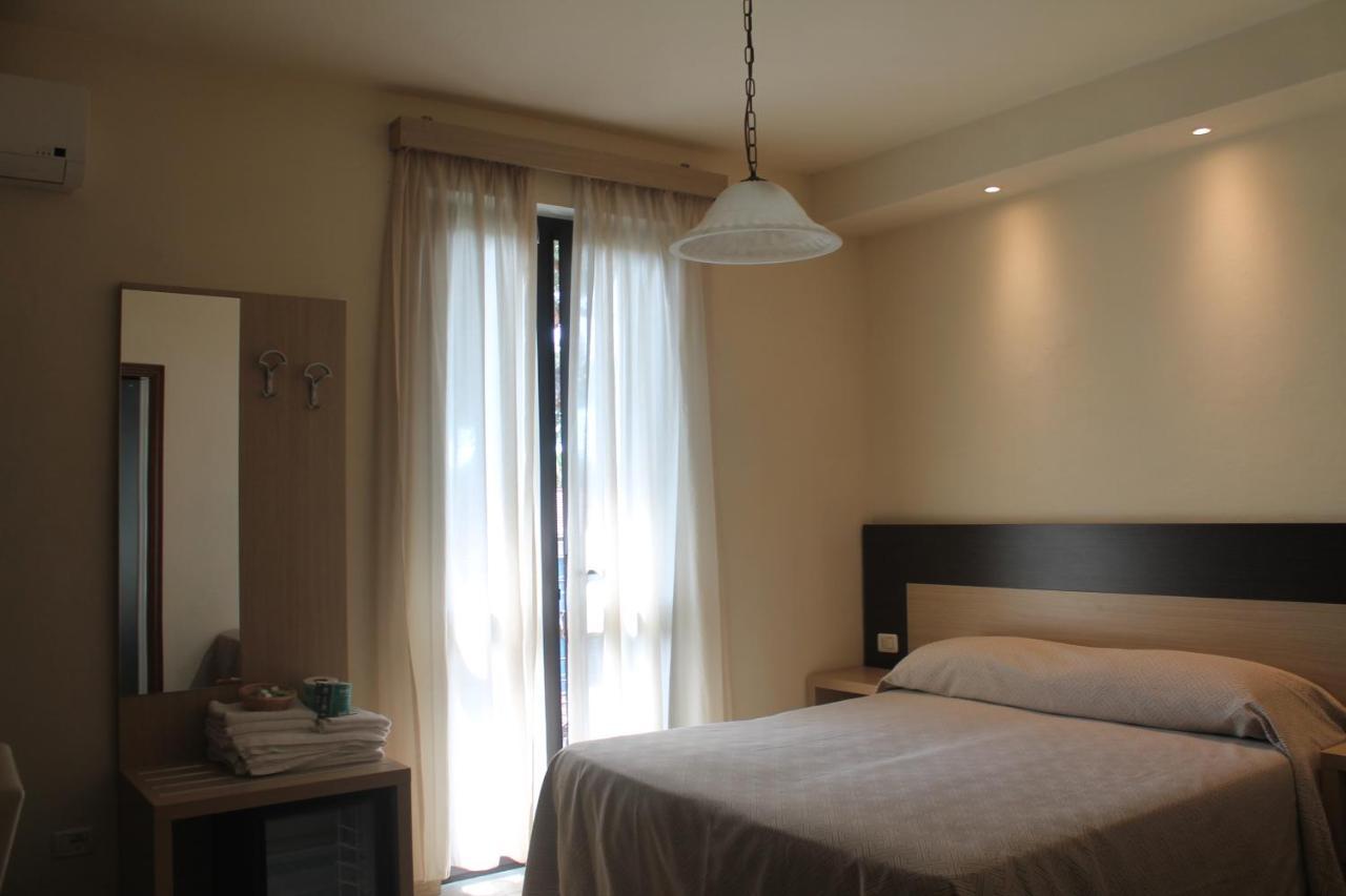 Hotel Virginia Marina di Massa Zewnętrze zdjęcie
