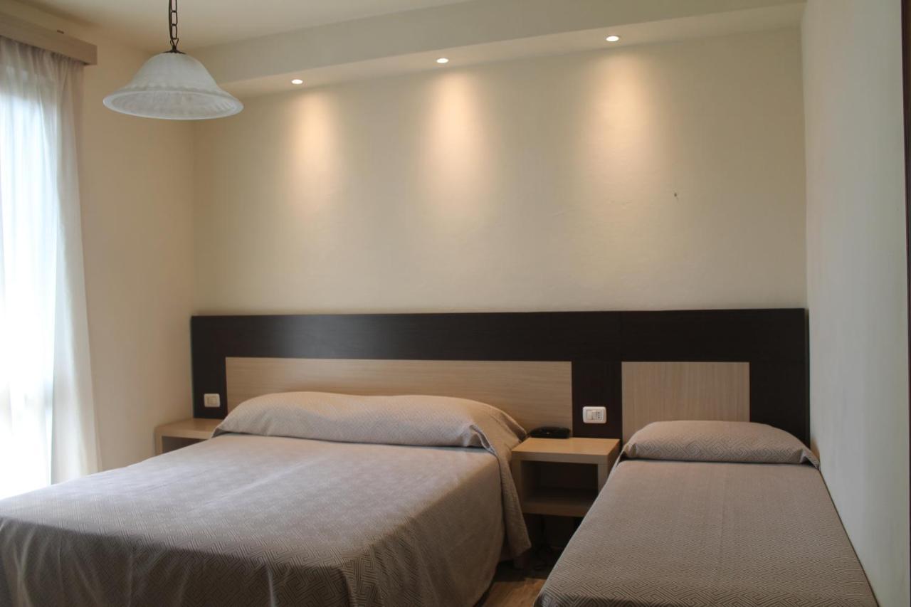 Hotel Virginia Marina di Massa Zewnętrze zdjęcie